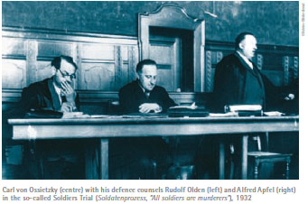 Carl von Ossietzky with his defence counsels Rudolf Olden and Alfred Apfel